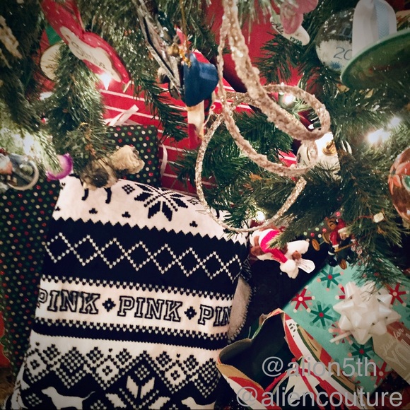 VS Pink Lux Sherpa Blanket—Limited Edition! - Picture 8 of 8